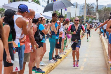 İRONMAN 70.3 Peru. Sporcular Lima Triatlonu 'nda yarışıyor. 23 Nisan 2023 - LIMA, Peru