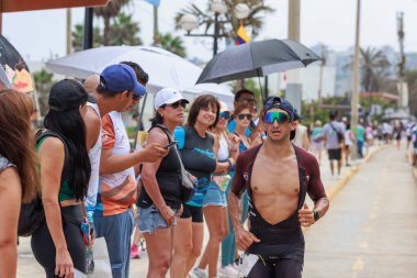 İRONMAN 70.3 Peru. Sporcular Lima Triatlonu 'nda yarışıyor. 23 Nisan 2023 - LIMA, Peru