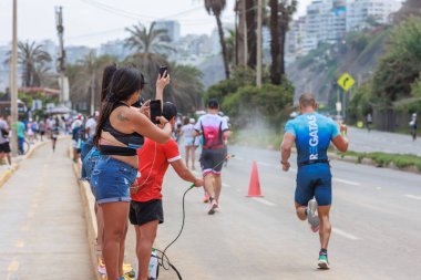 İRONMAN 70.3 Peru. Sporcular Lima Triatlonu 'nda yarışıyor. 23 Nisan 2023 - LIMA, Peru