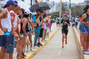 İRONMAN 70.3 Peru. Sporcular Lima Triatlonu 'nda yarışıyor. 23 Nisan 2023 - LIMA, Peru