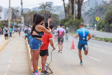 İRONMAN 70.3 Peru. Sporcular Lima Triatlonu 'nda yarışıyor. 23 Nisan 2023 - LIMA, Peru
