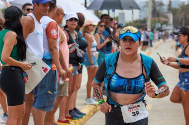 İRONMAN 70.3 Peru. Sporcular Lima Triatlonu 'nda yarışıyor. 23 Nisan 2023 - LIMA, Peru