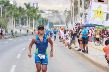 İRONMAN 70.3 Peru. Sporcular Lima Triatlonu 'nda yarışıyor. 23 Nisan 2023 - LIMA, Peru