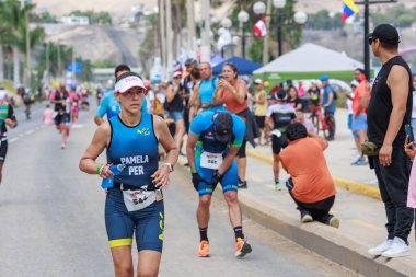 İRONMAN 70.3 Peru. Sporcular Lima Triatlonu 'nda yarışıyor. 23 Nisan 2023 - LIMA, Peru