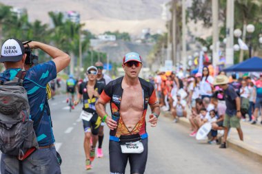 İRONMAN 70.3 Peru. Sporcular Lima Triatlonu 'nda yarışıyor. 23 Nisan 2023 - LIMA, Peru