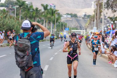 İRONMAN 70.3 Peru. Sporcular Lima Triatlonu 'nda yarışıyor. 23 Nisan 2023 - LIMA, Peru