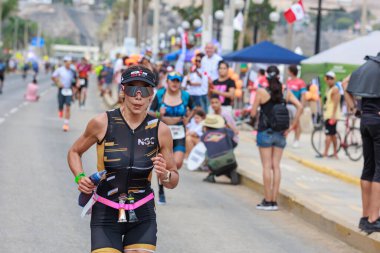 İRONMAN 70.3 Peru. Sporcular Lima Triatlonu 'nda yarışıyor. 23 Nisan 2023 - LIMA, Peru