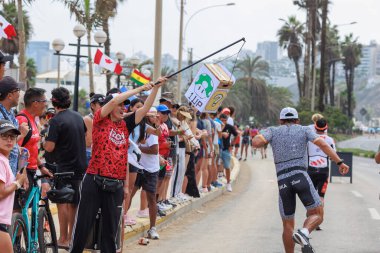 İRONMAN 70.3 Peru. Sporcular Lima Triatlonu 'nda yarışıyor. 23 Nisan 2023 - LIMA, Peru