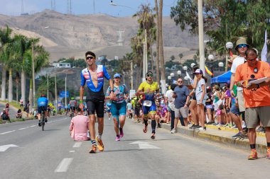 İRONMAN 70.3 Peru. Sporcular Lima Triatlonu 'nda yarışıyor. 23 Nisan 2023 - LIMA, Peru