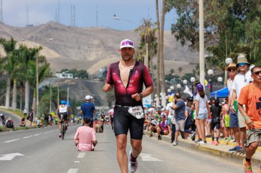 İRONMAN 70.3 Peru. Sporcular Lima Triatlonu 'nda yarışıyor. 23 Nisan 2023 - LIMA, Peru
