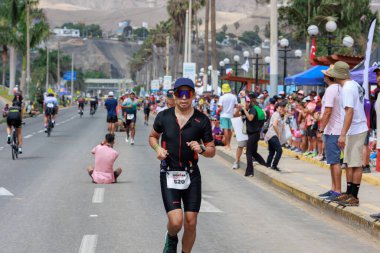 İRONMAN 70.3 Peru. Sporcular Lima Triatlonu 'nda yarışıyor. 23 Nisan 2023 - LIMA, Peru