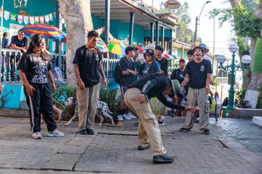 Dansçı akşam Lima şehrinin caddesinde sahne alacak.