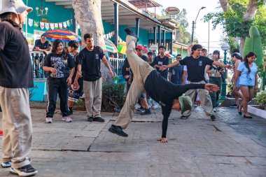 Dansçı akşam Lima şehrinin caddesinde sahne alacak.