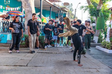 Barranco bölgesindeki bir sokakta dans eden bir grup break dansçı pek çok seyirciyi cezbediyor. Lima Peru.