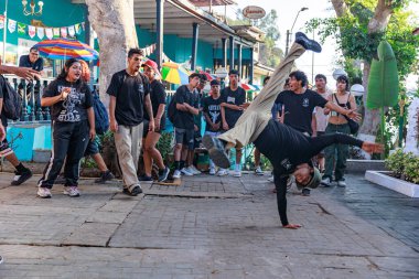 Barranco bölgesindeki bir sokakta dans eden bir grup break dansçı pek çok seyirciyi cezbediyor. Lima Peru.