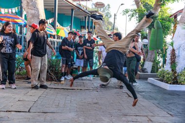 Barranco bölgesindeki bir sokakta dans eden bir grup break dansçı pek çok seyirciyi cezbediyor. Lima Peru.