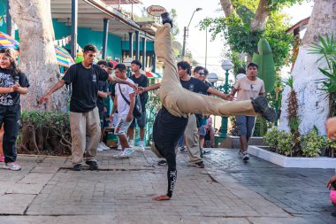 Barranco bölgesindeki bir sokakta dans eden bir grup break dansçı pek çok seyirciyi cezbediyor. Lima Peru.