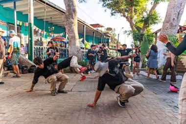Barranco bölgesindeki bir sokakta dans eden bir grup break dansçı pek çok seyirciyi cezbediyor. Lima Peru.