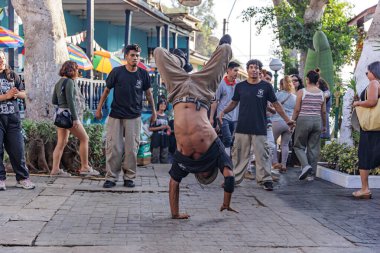 Barranco bölgesindeki bir sokakta dans eden bir grup break dansçı pek çok seyirciyi cezbediyor. Lima Peru.