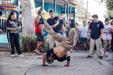 Barranco bölgesindeki bir sokakta dans eden bir grup break dansçı pek çok seyirciyi cezbediyor. Lima Peru.