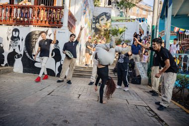 Barranco bölgesindeki bir sokakta dans eden bir grup break dansçı pek çok seyirciyi cezbediyor. Lima Peru.
