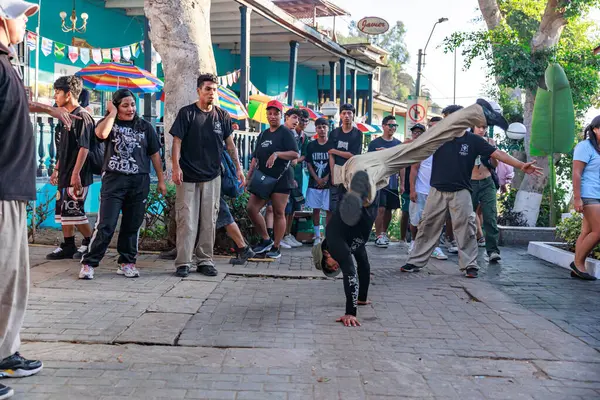 Barranco bölgesindeki bir sokakta dans eden bir grup break dansçı pek çok seyirciyi cezbediyor. Lima Peru.