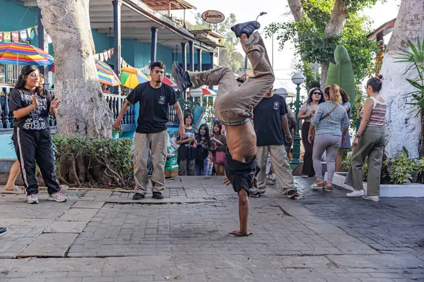 Barranco bölgesindeki bir sokakta dans eden bir grup break dansçı pek çok seyirciyi cezbediyor. Lima Peru.