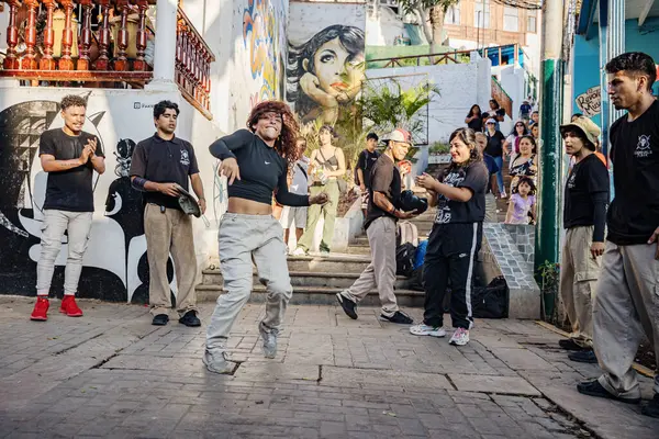 Barranco bölgesindeki bir sokakta dans eden bir grup break dansçı pek çok seyirciyi cezbediyor. Lima Peru.