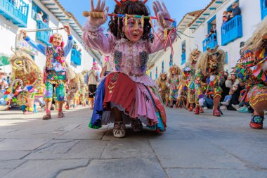 Paucartambo, Cusco 'da Virgen del Carmen bayramı. Dansçılar ve halk Virgen del Carmen ziyafetinde kutlama yapıyorlar..