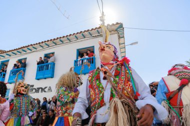 Paucartambo, Cusco 'da Virgen del Carmen bayramı. Dansçılar ve halk Virgen del Carmen ziyafetinde kutlama yapıyorlar..