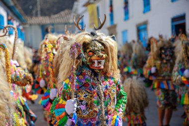 Paucartambo, Cusco 'da Virgen del Carmen bayramı. Dansçılar ve halk Virgen del Carmen ziyafetinde kutlama yapıyorlar..