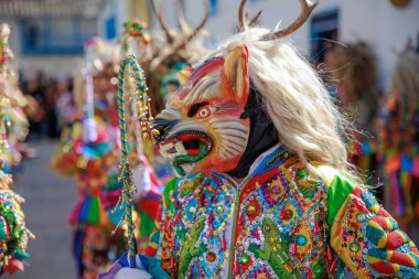 Paucartambo, Cusco 'da Virgen del Carmen bayramı. Dansçılar ve halk Virgen del Carmen ziyafetinde kutlama yapıyorlar..