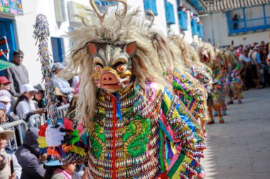 Paucartambo, Cusco 'da Virgen del Carmen bayramı. Dansçılar ve halk Virgen del Carmen ziyafetinde kutlama yapıyorlar..