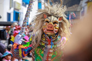 Paucartambo, Cusco 'da Virgen del Carmen bayramı. Dansçılar ve halk Virgen del Carmen ziyafetinde kutlama yapıyorlar..