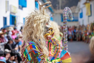 Paucartambo, Cusco 'da Virgen del Carmen bayramı. Dansçılar ve halk Virgen del Carmen ziyafetinde kutlama yapıyorlar..