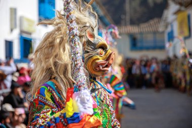 Paucartambo, Cusco 'da Virgen del Carmen bayramı. Dansçılar ve halk Virgen del Carmen ziyafetinde kutlama yapıyorlar..