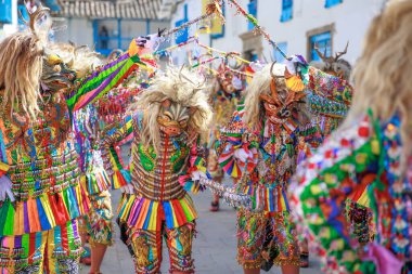 Paucartambo, Cusco 'da Virgen del Carmen bayramı. Dansçılar ve halk Virgen del Carmen ziyafetinde kutlama yapıyorlar..