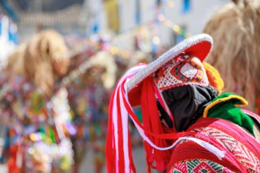 Paucartambo, Cusco 'da Virgen del Carmen bayramı. Dansçılar ve halk Virgen del Carmen ziyafetinde kutlama yapıyorlar..