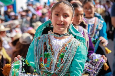 Paucartambo, Cusco 'da Virgen del Carmen bayramı. Dansçılar ve halk Virgen del Carmen ziyafetinde kutlama yapıyorlar..