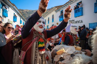 Paucartambo, Cusco 'da Virgen del Carmen bayramı. Dansçılar ve halk Virgen del Carmen ziyafetinde kutlama yapıyorlar..