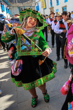 Paucartambo, Cusco 'da Virgen del Carmen bayramı. Dansçılar ve halk Virgen del Carmen ziyafetinde kutlama yapıyorlar..