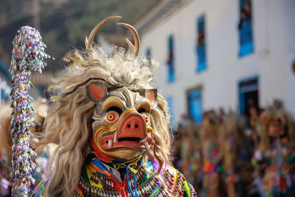 Paucartambo, Cusco 'da Virgen del Carmen bayramı. Dansçılar ve halk Virgen del Carmen ziyafetinde kutlama yapıyorlar..