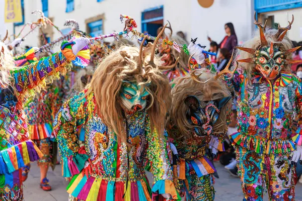 Paucartambo, Cusco 'da Virgen del Carmen bayramı. Dansçılar ve halk Virgen del Carmen ziyafetinde kutlama yapıyorlar..