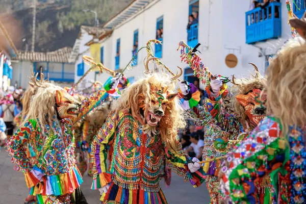 Paucartambo, Cusco 'da Virgen del Carmen bayramı. Dansçılar ve halk Virgen del Carmen ziyafetinde kutlama yapıyorlar..