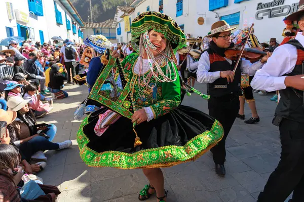 Paucartambo, Cusco 'da Virgen del Carmen bayramı. Dansçılar ve halk Virgen del Carmen ziyafetinde kutlama yapıyorlar..