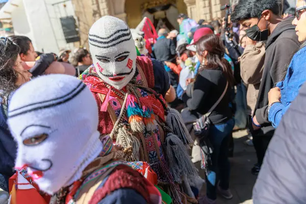 Paucartambo, Cusco 'da Virgen del Carmen bayramı. Dansçılar ve halk Virgen del Carmen ziyafetinde kutlama yapıyorlar..