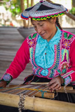 El yapımı kadın dokumacı, Arequipa, Peru.