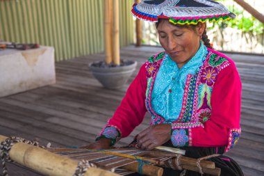 El yapımı kadın dokumacı, Arequipa, Peru.