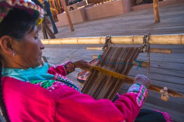 El yapımı kadın dokumacı, Arequipa, Peru.