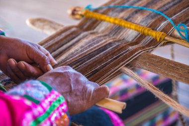 El yapımı kadın dokumacı, Arequipa, Peru.